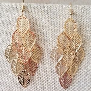 Gold leaf earrings 💖